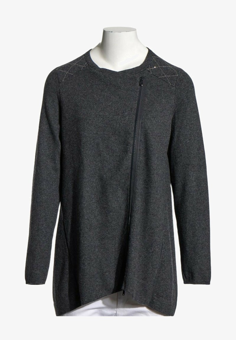 Pull gris foncé à manches longues avec fermeture éclair diagonale devant et motifs cousus subtils sur les épaules, présenté sur un mannequin blanc.