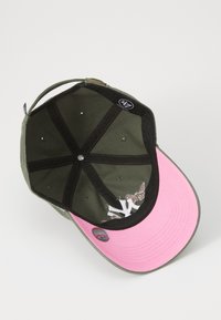 Grønn og rosa baseballcaps med flat skygge, brodert design og metalløyeler. Innvendig har den mykt stoff og sømdetaljer.