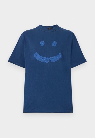 T-shirt en coton bleu marine avec un col rond. Présente un texte graphique bleu brodé et un design de visage souriant à l'avant. Manches courtes.