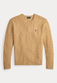 Maglione color cammello a trecce con maniche lunghe, polsini e orlo a coste e piccolo logo Polo Ralph Lauren ricamato in blu scuro sul petto.