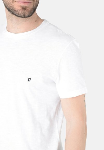 T-shirt bianco a maniche corte realizzato in cotone, con colletto tondo e piccolo logo nero sul lato sinistro del petto. Texture liscia, vestibilità casual.