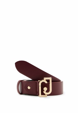Cintura in pelle bordeaux con una texture liscia, caratterizzata da una fibbia quadrata dorata lucida e un accento con logo, progettata con una forma classica.