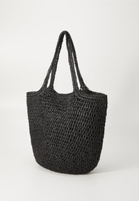 Czarna torba tote z plecionki z podwójnymi uchwytami, o teksturowanej powierzchni i otwartym topie. Wykonana z splecionego materiału dla większej trwałości.