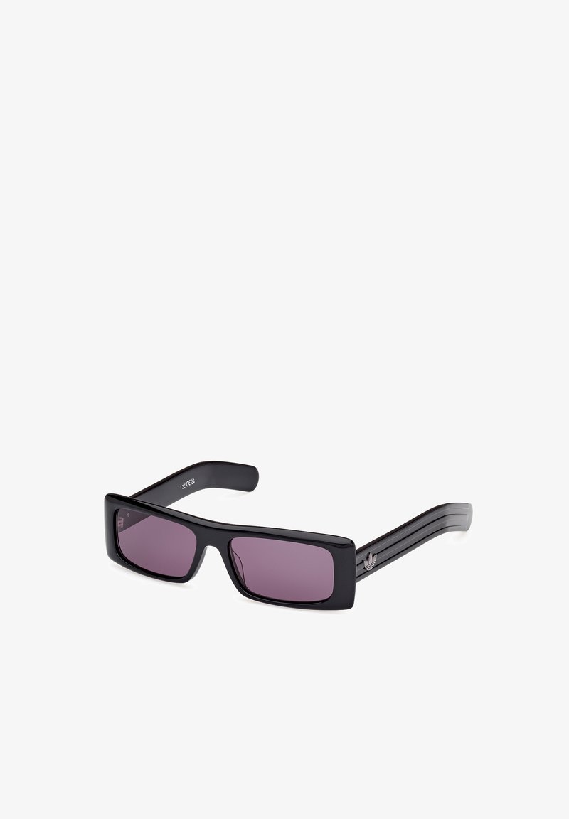 Ochelari de soare dreptunghiulari negri cu lentile de culoare violet. Tempi texturați cu un logo. Finisaj lucios pe rame, design elegant.