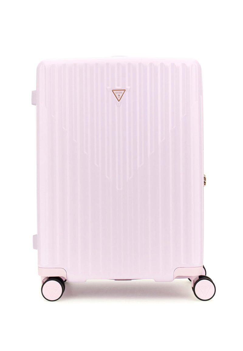 Valigia rigida rosa con strisce verticali rigide, un logo a forma di triangolo e quattro ruote nere per la mobilità. Chiusura con zip nella parte superiore.