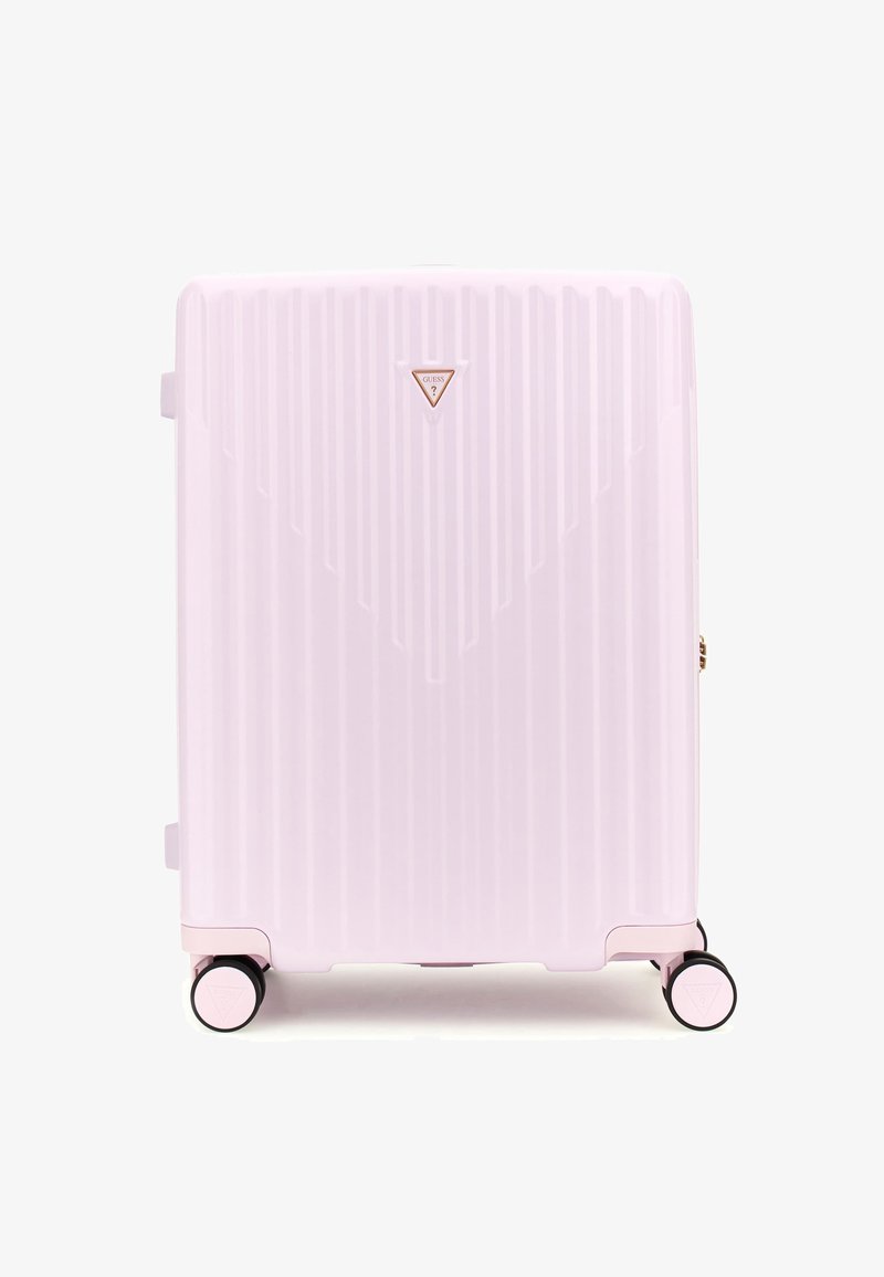 Valigia rigida rosa con strisce verticali rigide, un logo a forma di triangolo e quattro ruote nere per la mobilità. Chiusura con zip nella parte superiore.