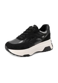 Sneaker neri caratterizzati da un mix di materiali opachi e lucidi, punta arrotondata, spessa suola intermedia bianca e suola esterna in gomma nera testurizzata.