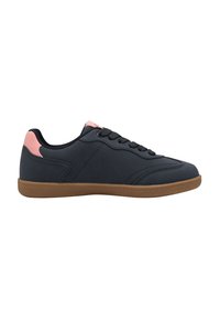 Sneaker nera con accenti rosa, dotata di tomaia in tessuto liscio, punta rotonda, design a laccio piatto e suola in gomma texture.