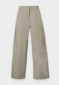 Pantaloni beige a gamba larga con vita alta, passanti per cintura, dettagli con cuciture frontali e chiusura anteriore nascosta.