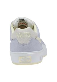 Sneaker in suede viola con suola bianca, accenti crema e logo Vans classico sul tallone. Collo imbottito e finitura testurizzata.