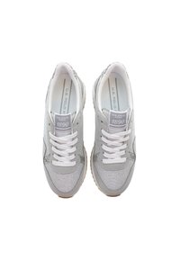 Paire de baskets grises et blanches U.S. Polo Assn. avec lacets blancs, détails en tissu et en daim, vue de dessus sur fond blanc.