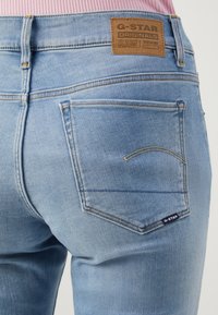 Ljusblå denimjeans med G-Star-märke. Har en klassisk passform, synlig sömnad och bakfickor med kurvad sömnadsdetalj.