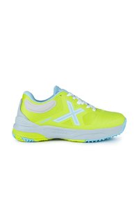 Zapatilla deportiva de color amarillo brillante con parte superior de malla, acentos en azul claro, cordones blancos y suela de goma texturizada. Cuenta con una entresuela acolchada para mayor soporte.