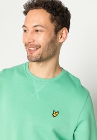 Lyle & Scott CREW NECK - Camisola - green glaze
