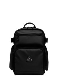 Mochila negra hecha de un tejido duradero, con múltiples compartimentos con cremallera, un asa superior y un logotipo en la parte frontal.