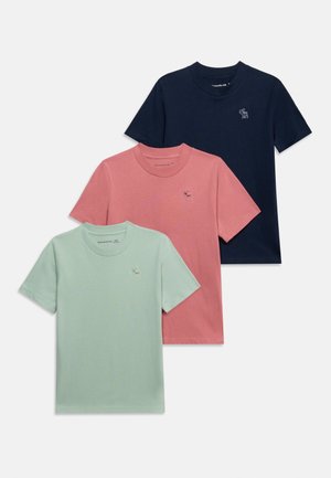 Kolm lühikeste varrukatega ümarkaelusega t-särki värvides mereväe sinine, roosa ja hele roheline, igaühel rinnal väike tikitud põdra logo.