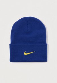 Gorro de punto azul con un borde doblado. Presenta un logo de swoosh de Nike amarillo en la parte frontal. Está hecho de un material suave y elástico.
