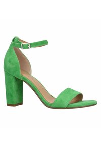 Groene suède sandaal met hakken, met een enkelbandje, open teen ontwerp, brede voorband en een vierkante blokhak. Soepele textuur overal.