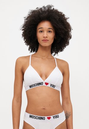 Witte bralette met een V-vormig ontwerp, voorzien van een zwarte tailleband met de tekst "MOSCHINO ❤️ YOU". Zacht materiaal met dunne bandjes, minimalistische stijl.