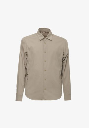 Camicia beige con bottoni realizzata in tessuto liscio, dotata di colletto, maniche lunghe e sei bottoni sul davanti, senza motivi o accenti.