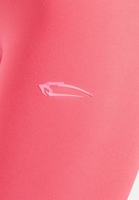 Tight sittande, stretchiga leggings i klarrosa med en slät yta och en upphöjd logotypdetalj på sidan.