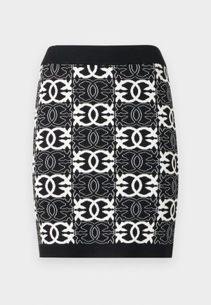 Dziergana czarno-biała spódnica z abstrakcyjnym geometrycznym wzorem, dopasowanym fasonem i czarnym prążkowanym pasem w talii.