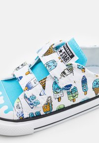 Converse CHUCK TAYLOR ALL STAR ICE POP PRINT UNISEX - Matalavartiset tennarit - white/baltic blue/lime rave/goldtone