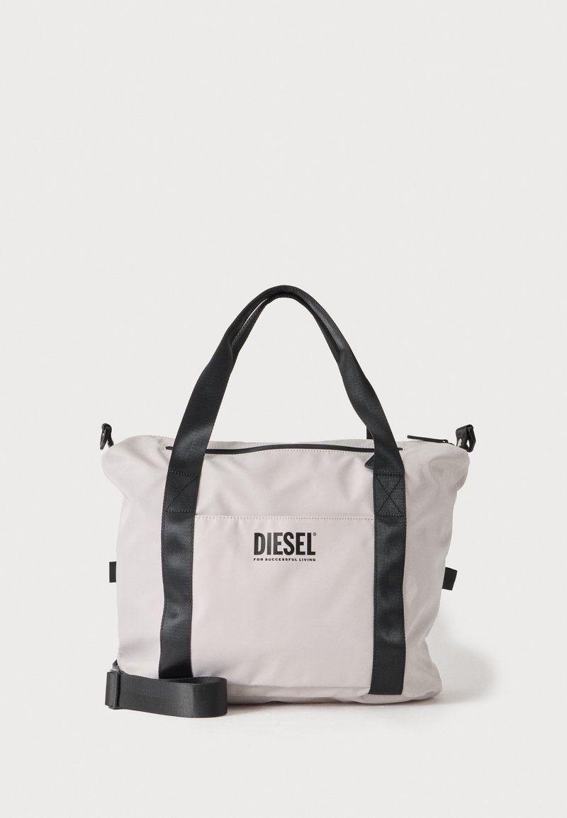 Sac cabas Diesel gris clair avec poignées et bandoulière noires, avec le logo Diesel sur la poche avant.