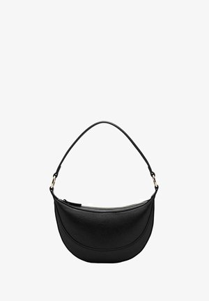 Geantă de mână din piele neagră cu un design curbat, închidere cu fermoar superior, o curea ajustabilă singură și detalii cusute subtile pe margini.