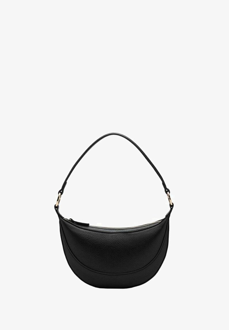Crna kožna torba s zakrivljenim dizajnom, zatvaranjem na vrhu sa zatvaračem, jednom podesivom trakom i suptilnim detaljima šivanja uz rubove.