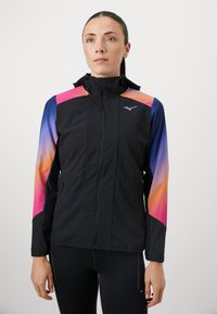 Fekete, könnyű dzseki, gradient rózsaszín és kék ujjakkal, cipzáros záródással és két oldalsó zsebbel. Magas gallérral és logó részlettel rendelkezik.