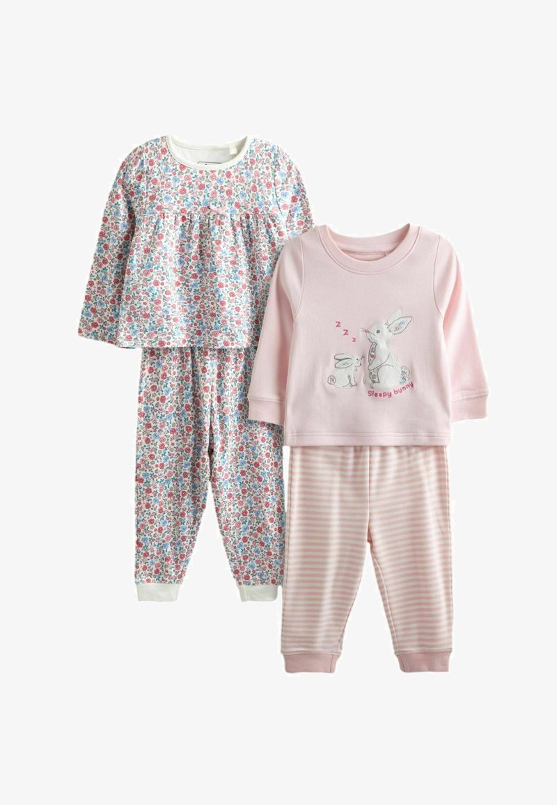Deux ensembles de pyjama pour tout-petits : un haut fleuri avec un pantalon assorti, un haut rose avec un imprimé de lapin endormi et un pantalon rayé rose.