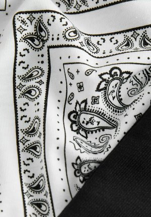 Svart och vit bandana-tyg med paisleymönster och intrikata kanter, med en slät yta och detaljerad söm.