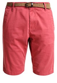 Shorts en coton rouges à coupe droite, avec une ceinture en cuir marron. Le tissu a une texture lisse et des poches standard sur les côtés.