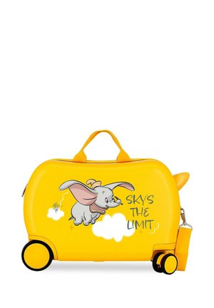 Maleta infantil amarilla con ruedas, con ilustración de Dumbo y el texto "El cielo es el límite", equipada con asa y correa desmontable.