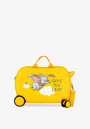 Maleta infantil amarilla con ruedas, con ilustración de Dumbo y el texto "El cielo es el límite", equipada con asa y correa desmontable.