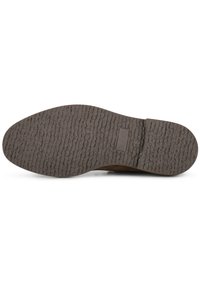 Suela de zapato de cuero marrón con una superficie de goma texturizada. Presenta una etiqueta rectangular cerca del talón. Punta redondeada y ligera curvatura hacia arriba.