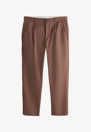 Braune Hose mit geradem Bein, Gürtelschlaufen, Seitentaschen, vorderem Knopf und Reißverschluss, flach auf weißem Hintergrund dargestellt.