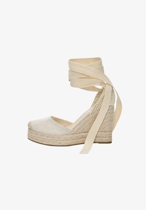 Beige espadrille-kengät, joissa on teksturoitu kangasosa, juuttialusta ja pitkät kangastukit nilkassa. Ominaisuuksiin kuuluu pyöristetty kärki ja kudottu korkodetail.