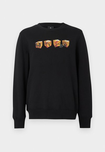 Μαύρο φούτερ με στρογγυλή λαιμόκοψη και μακριά μανίκια, διακοσμημένο με πέντε πολύχρωμες σχεδιαστικές κύβους που παρουσιάζουν διάφορα γραφικά.