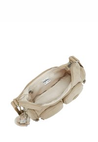 Beige synthetische Tasche mit zwei äußeren Reißverschlusstaschen, einem weich strukturierten Stoff und einem Schlüsselanhänger mit Pompon-Akzent. Futterinnenseite mit Logo-Tag.