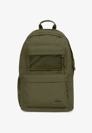 Oliwkowy plecak z gładką tkaniną, wyposażony w przednią siateczkową kieszeń, dwa zamykane na zamek przegrody oraz górny uchwyt do przenoszenia.