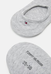 Γκρι κάλτσες χαμηλού ύψους με ριγωτή υφή, που φέρουν ένα μικρό λογότυπο σε κόκκινο, λευκό και μπλε χρώμα και εκτυπωμένο μέγεθος 35-38 στο κάτω μέρος.