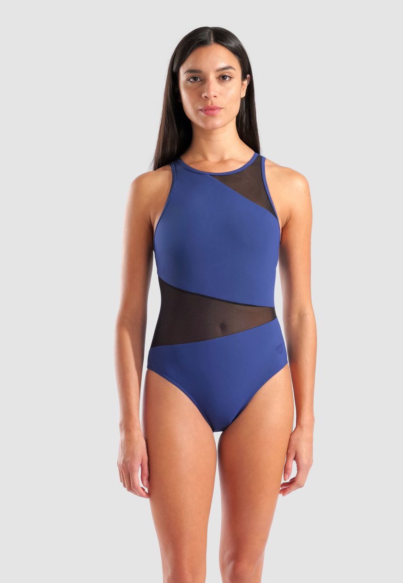 Maillot de bain une pièce bleu, avec un panneau en maille noire, un design asymétrique et un col montant, fabriqué en tissu de bain extensible.