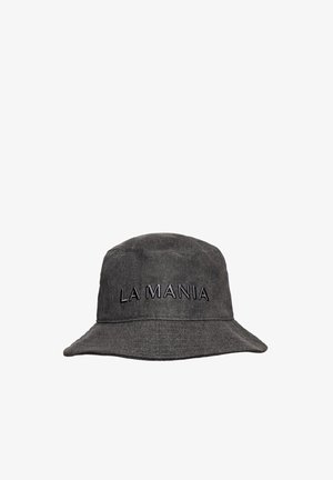 Ciemnoszary kapelusz typu bucket z szerokim rondem, z przodu haftowany czarnymi wielkimi literami napis "LA MANIA".