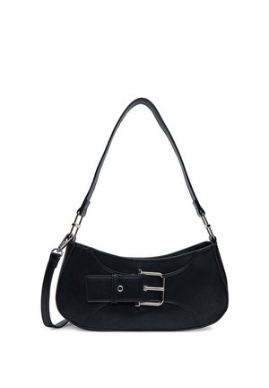 Schwarze Schultertasche aus Leder mit geschwungener Form, breitem Gürteldetail und silberner rechteckiger Schnalle, dünnem verstellbarem Riemen, der mit Metallverschlüssen befestigt ist.