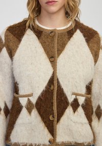 Schokoladen- und cremefarbener Argyle-Muster-Cardigan aus weicher Wolle, mit rundem Ausschnitt, strukturiertem Stoff, zwei Vordertaschen und Knopfverschluss.