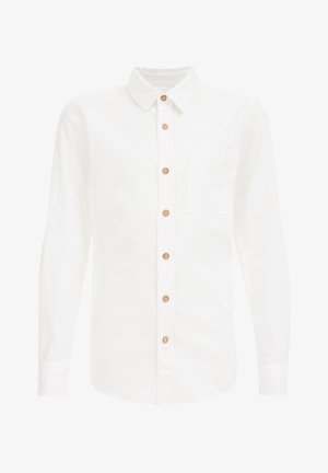 Hvid langærmet skjorte med knapper og brune knapper, en brystlomme på venstre side og en spids krave.