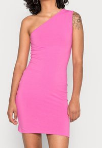 Robe ajustée à une épaule en jersey rose vif, avec un détail de ruché sur le côté et une texture lisse et extensible.