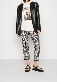 Pinko Felpa con cappuccio - white